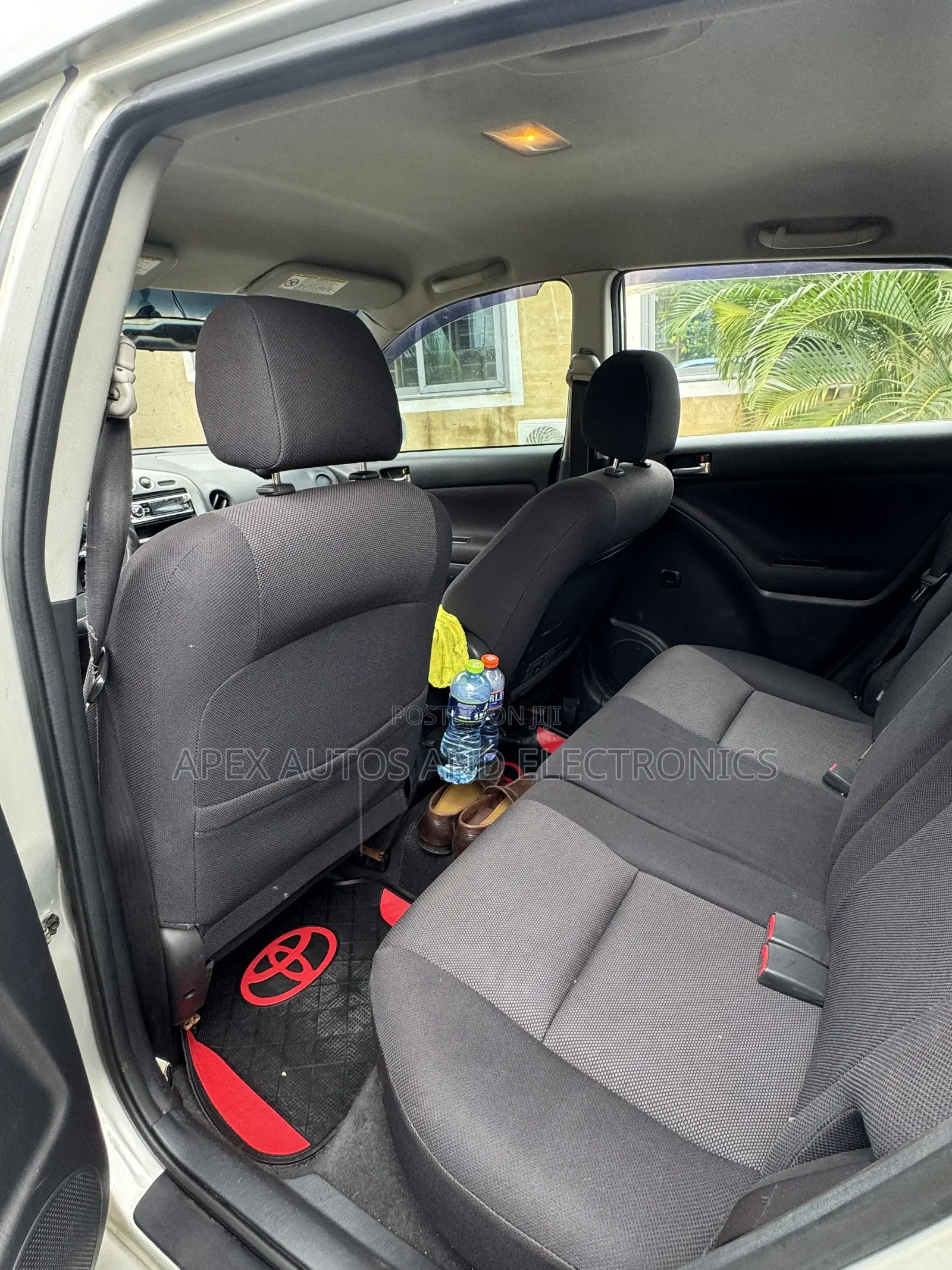 Toyota Matrix XR Hatchback FWD (1.8L 4cyl 4A) 2006 Ivory