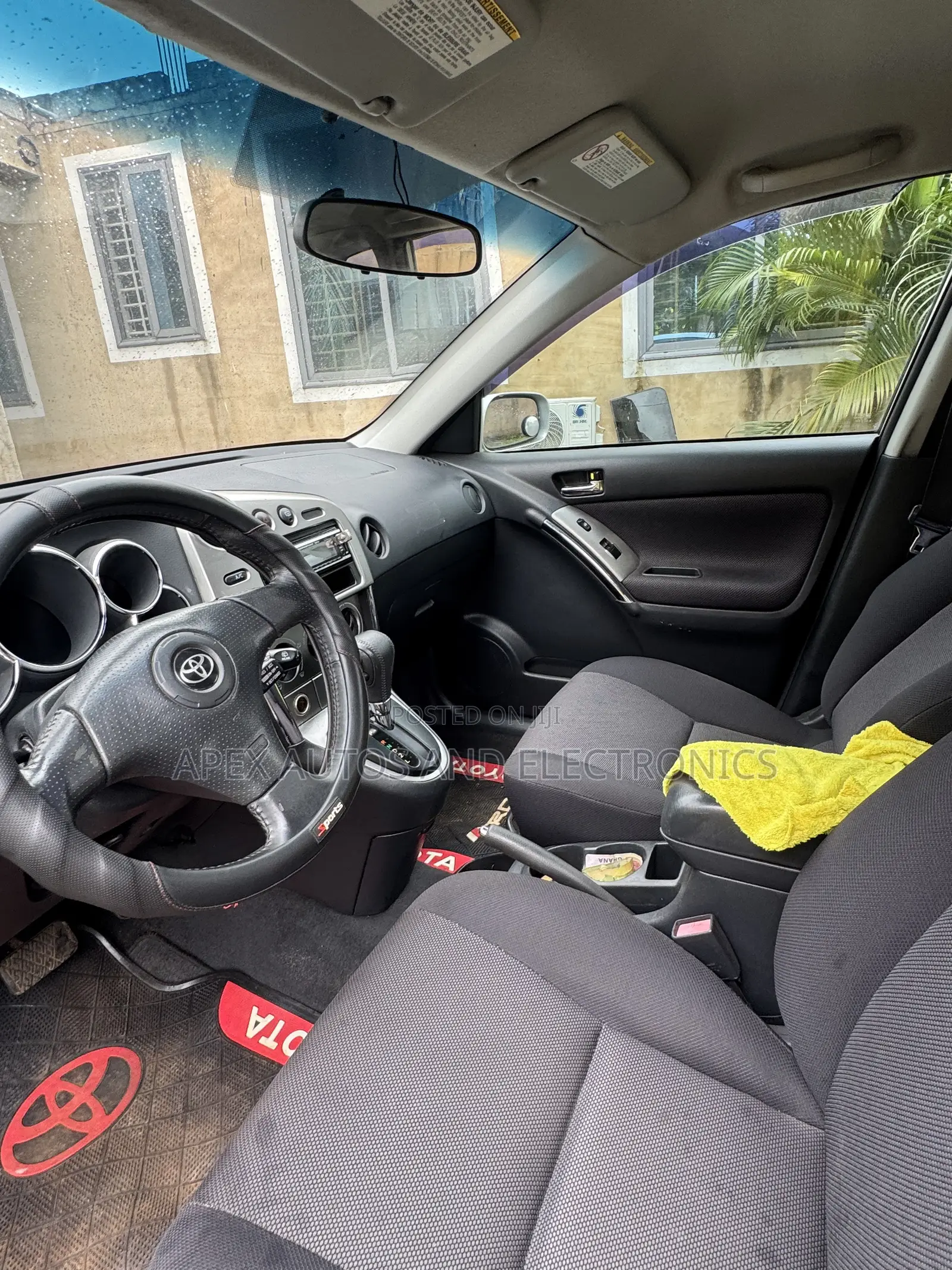 Toyota Matrix XR Hatchback FWD (1.8L 4cyl 4A) 2006 Ivory