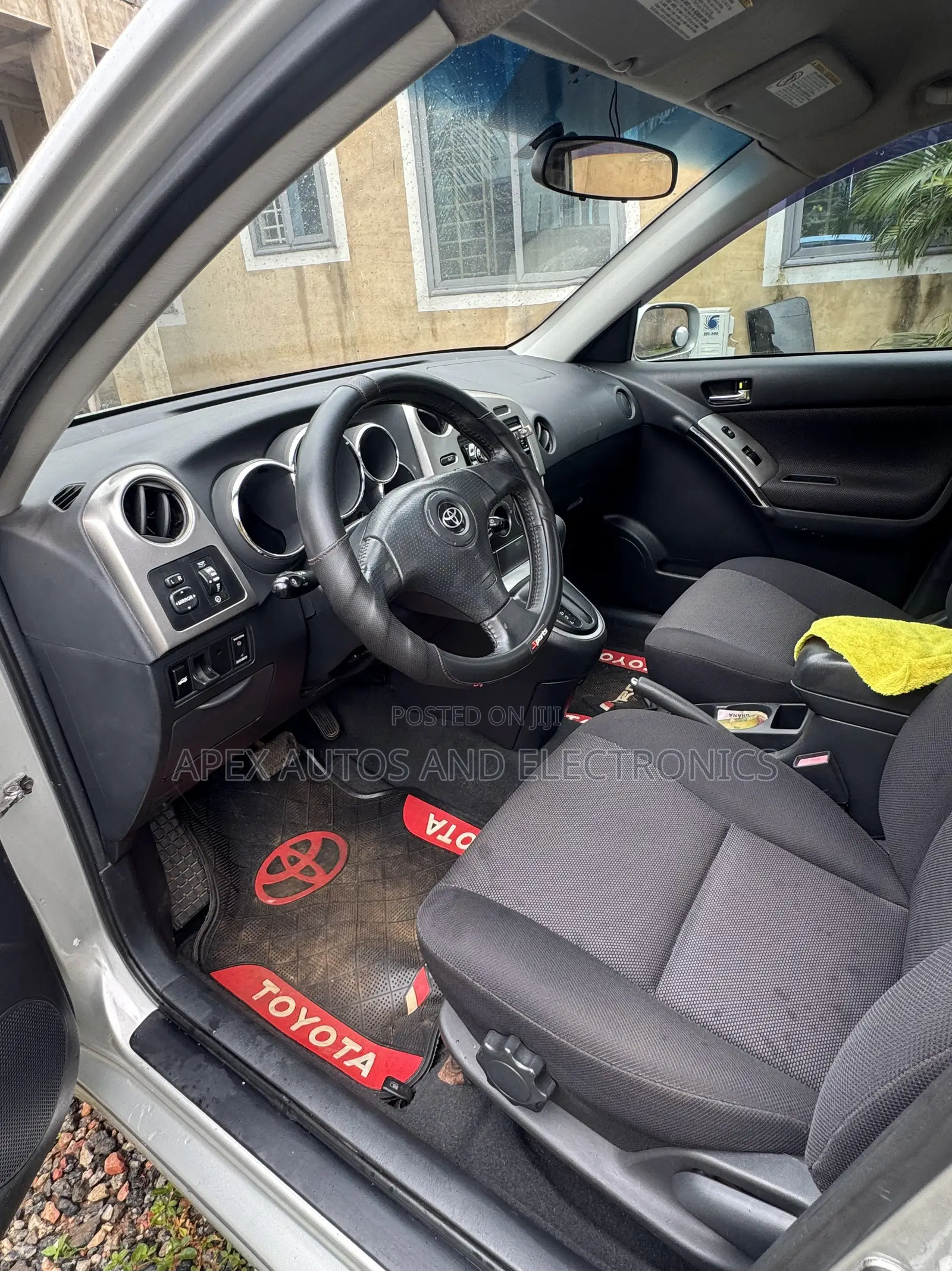 Toyota Matrix XR Hatchback FWD (1.8L 4cyl 4A) 2006 Ivory