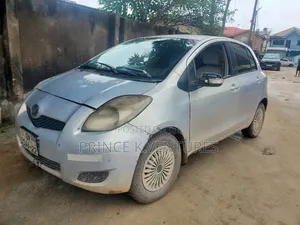 Toyota Vitz 1.0 FWD 5dr 2010 Silver
