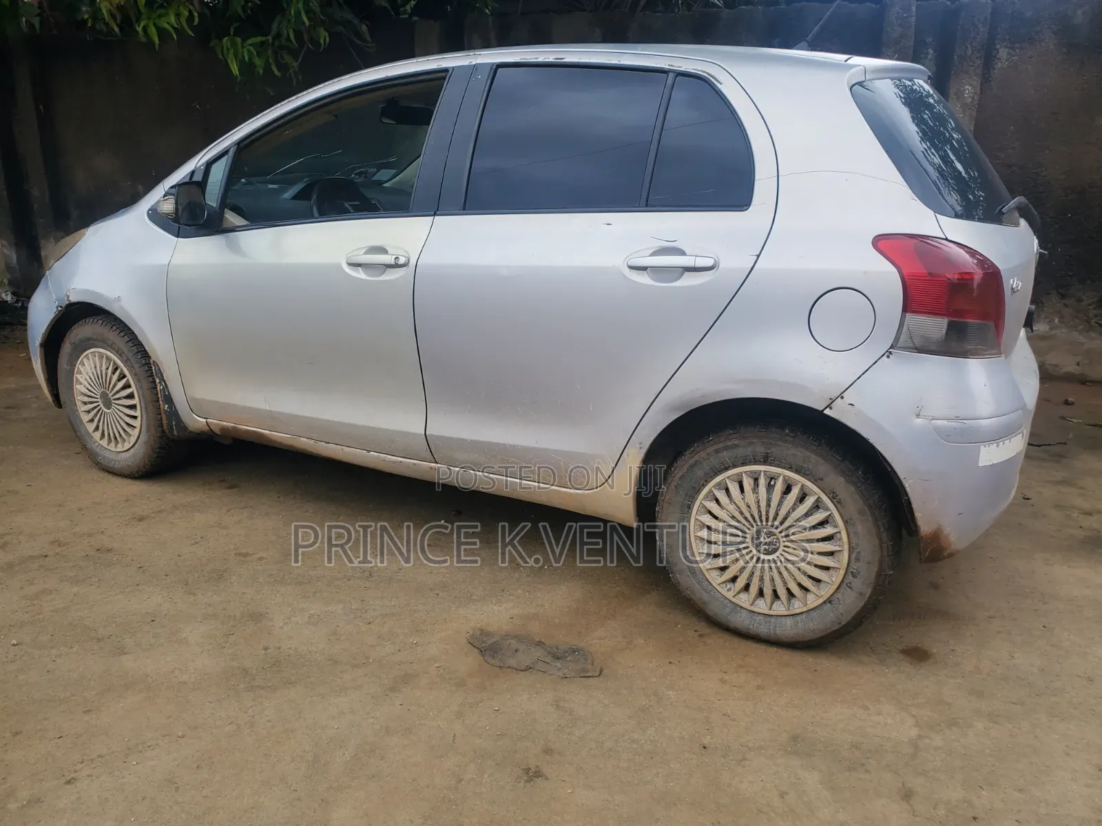 Toyota Vitz 1.0 FWD 5dr 2010 Silver