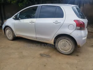 Toyota Vitz 1.0 FWD 5dr 2010 Silver