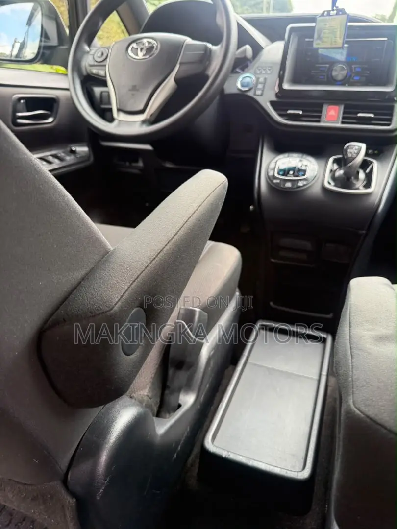 Toyota Vitz 1.5 FWD 5dr 2015 Black