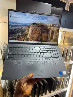 Laptop Dell Inspiron 15 3530 1GB Intel Core i7 SSD 256GB