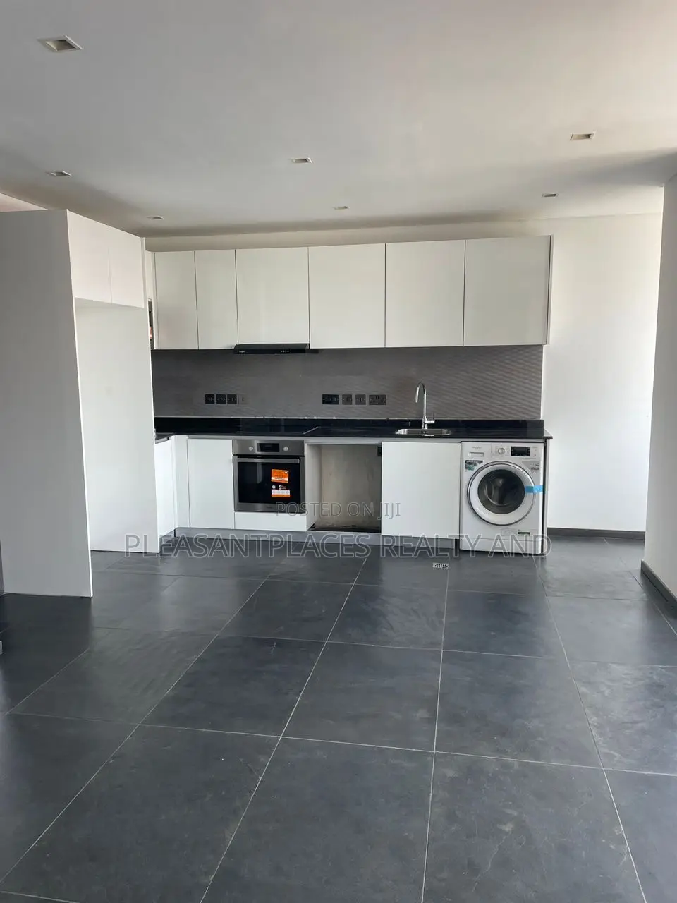 3bdrm Apartment in Pleasantplaces And, Dzorwulu for rent