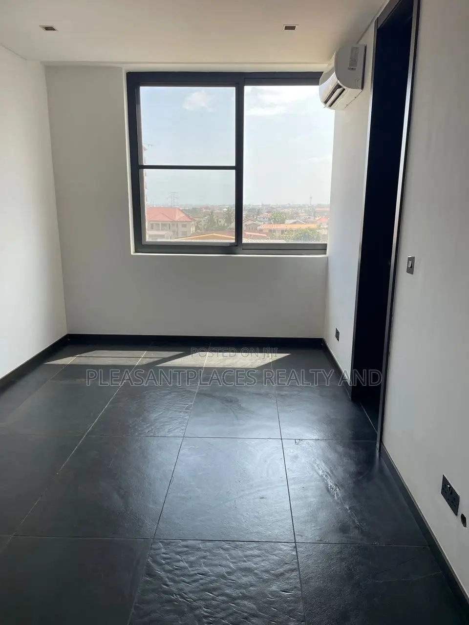 3bdrm Apartment in Pleasantplaces And, Dzorwulu for rent