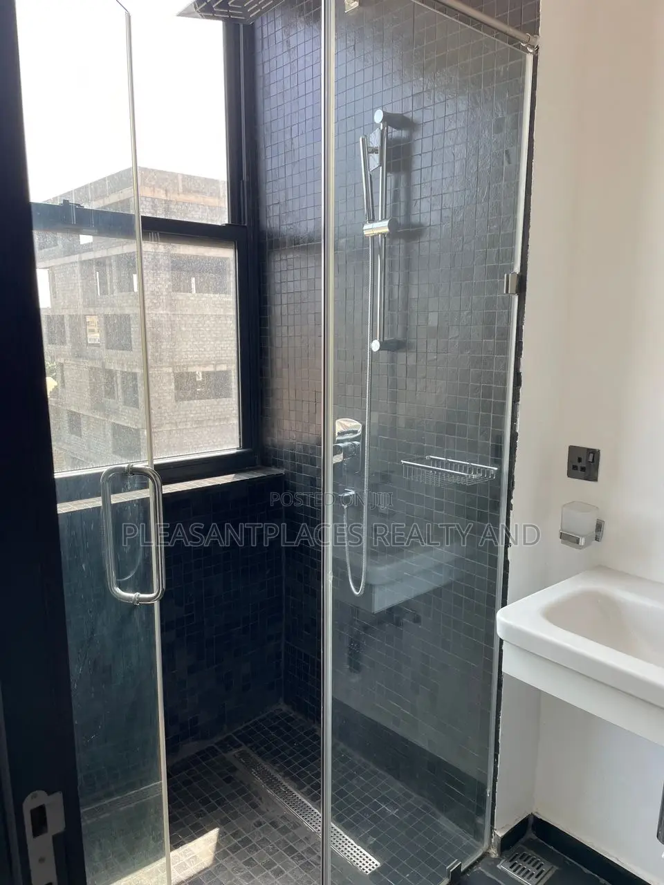 3bdrm Apartment in Pleasantplaces And, Dzorwulu for rent