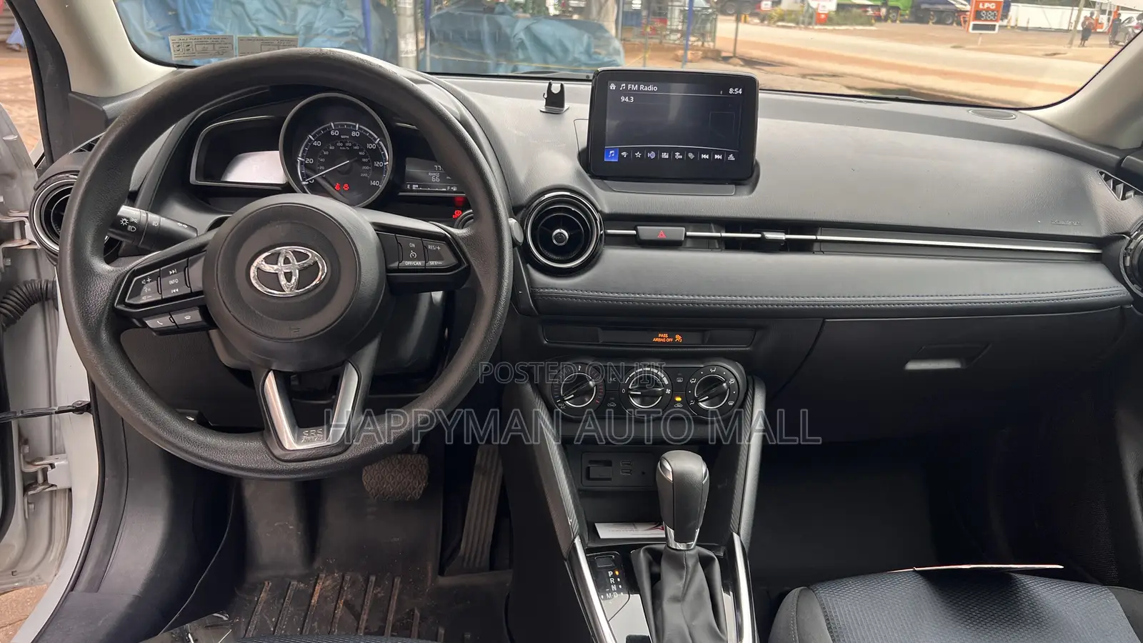 Toyota Yaris LE Sedan 4dr 2019 White