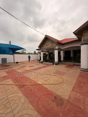 5bdrm House in Weija , Old Barrier for rent