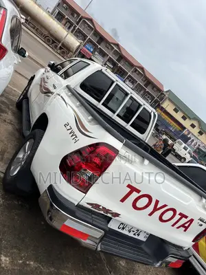 Toyota Hilux Revo Smart Cab Petrol 2.7 RWD 2020 White