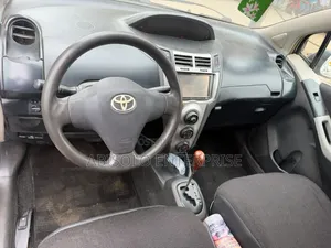 Toyota Vitz 2010 Silver