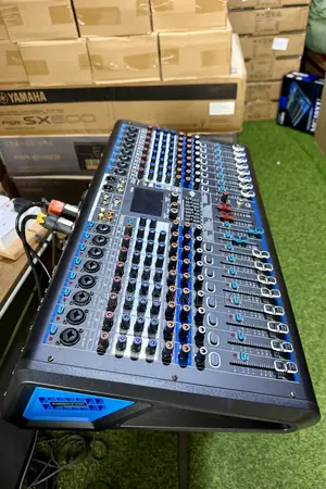 Yamaha YS16 16 Channels Powered Mixer With DSP Effects