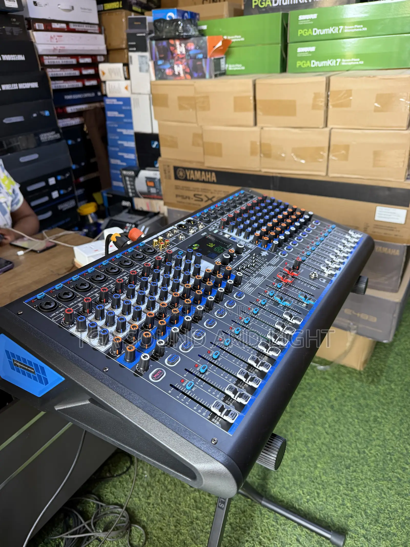 Yamaha YS16 16 Channels Powered Mixer With DSP Effects