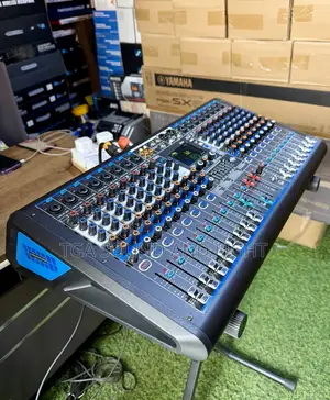 Yamaha YS16 16 Channels Powered Mixer With DSP Effects