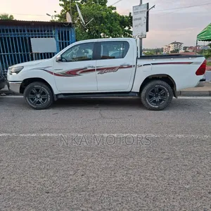 Toyota Hilux 2021 White