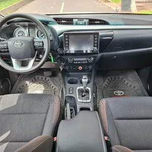 Toyota Hilux 2021 White