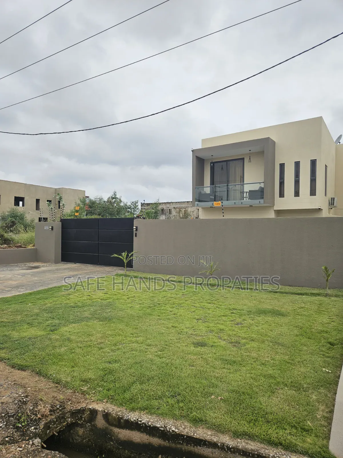 4bdrm Duplex in Accra Metropolitan for sale