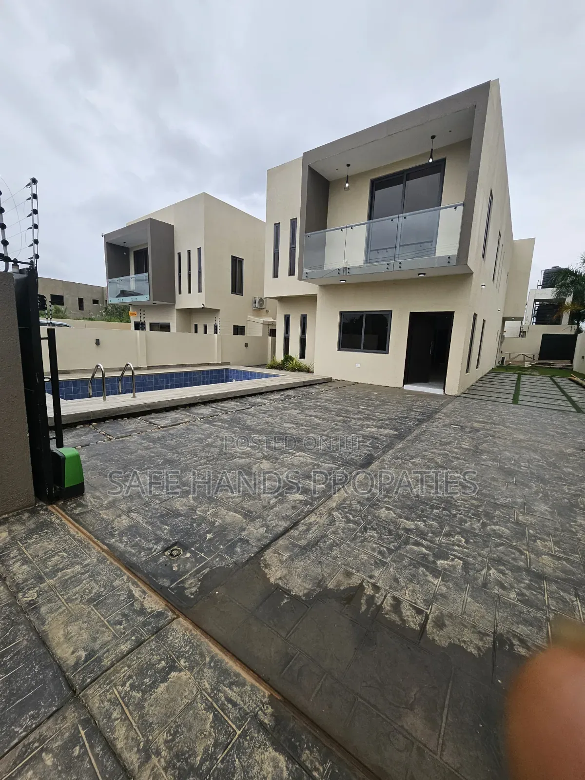 4bdrm Duplex in Accra Metropolitan for sale