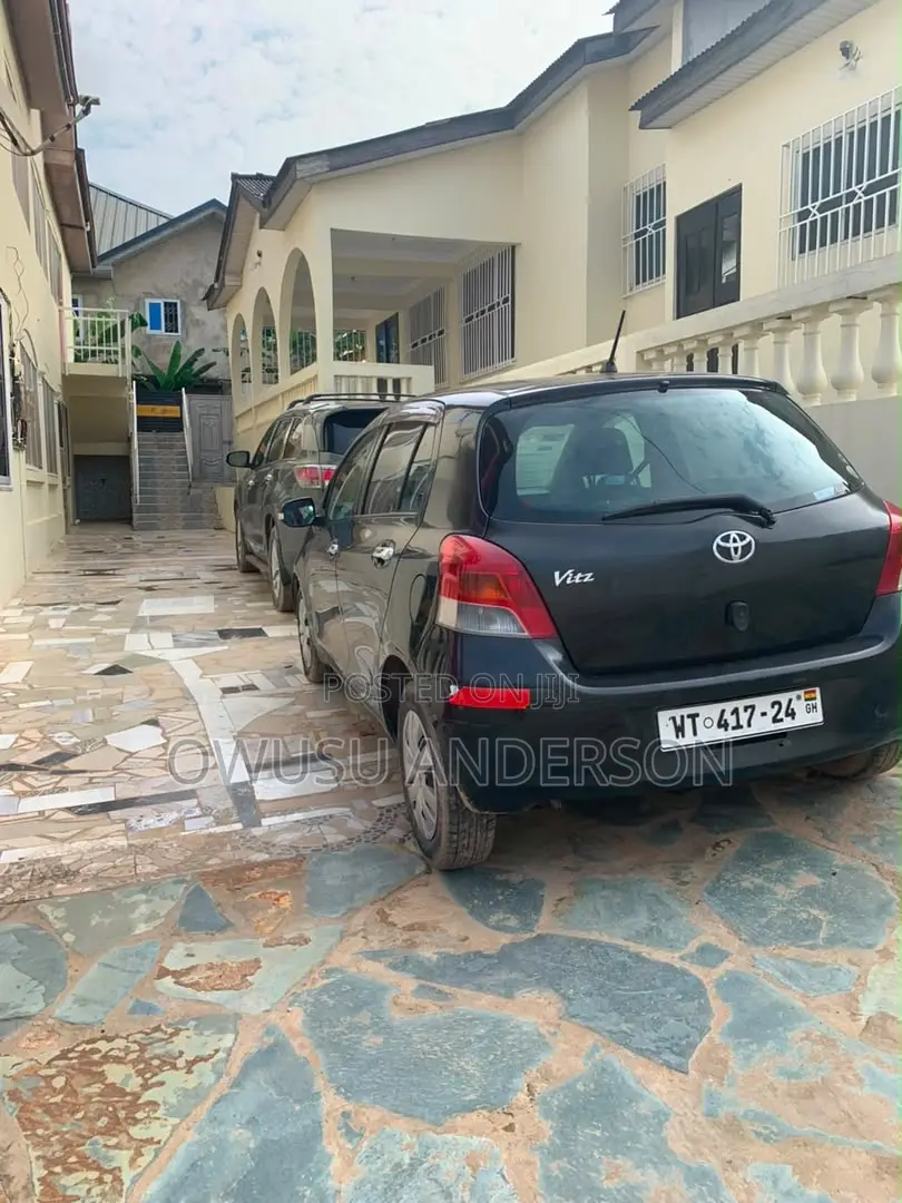 Toyota Vitz 2010 Black