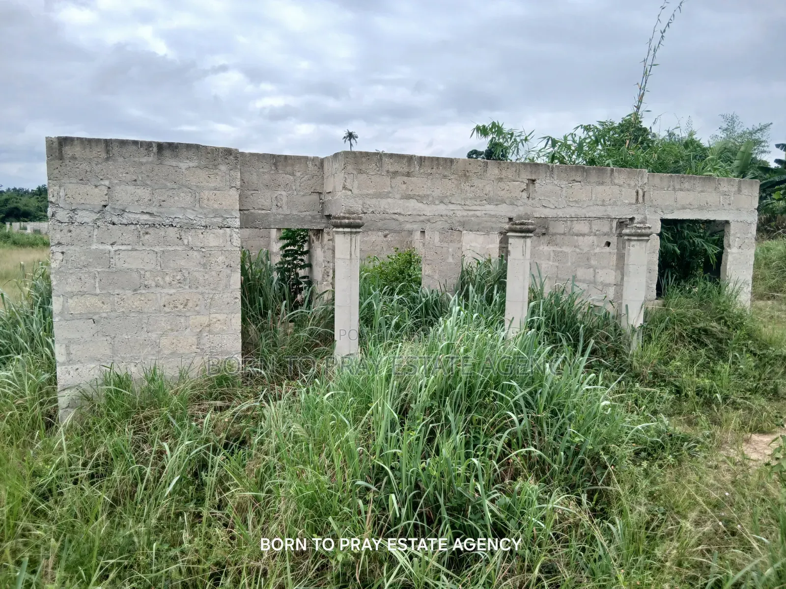 4bdrm House in Born to Pray Estate, Ejisu-Juaben Municipal for Sale