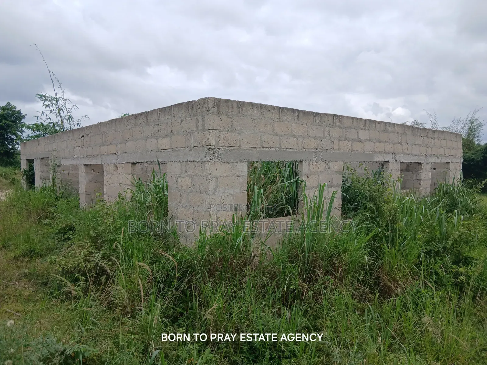 4bdrm House in Born to Pray Estate, Ejisu-Juaben Municipal for Sale