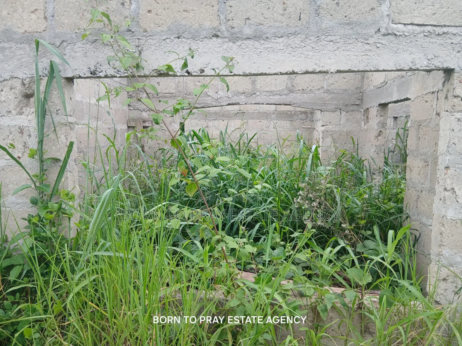 4bdrm House in Born to Pray Estate, Ejisu-Juaben Municipal for Sale