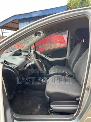 Toyota Vitz 2010 Silver