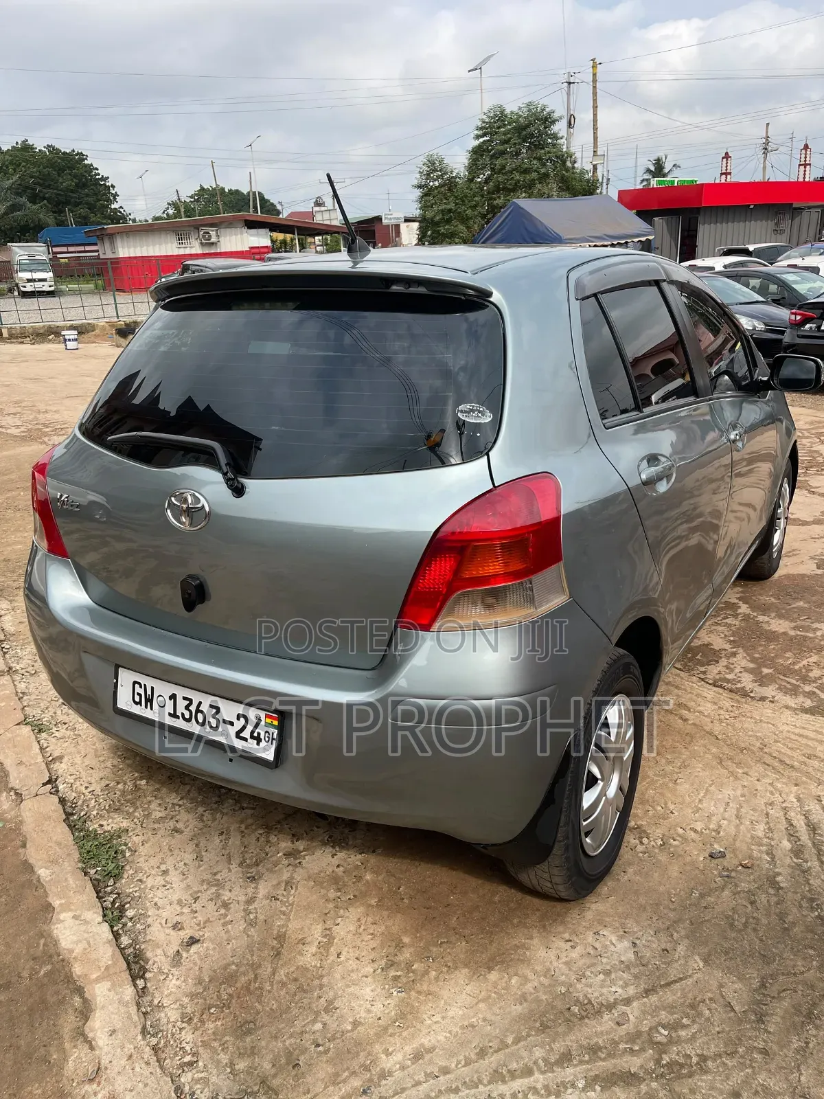 Toyota Vitz 2010 Silver