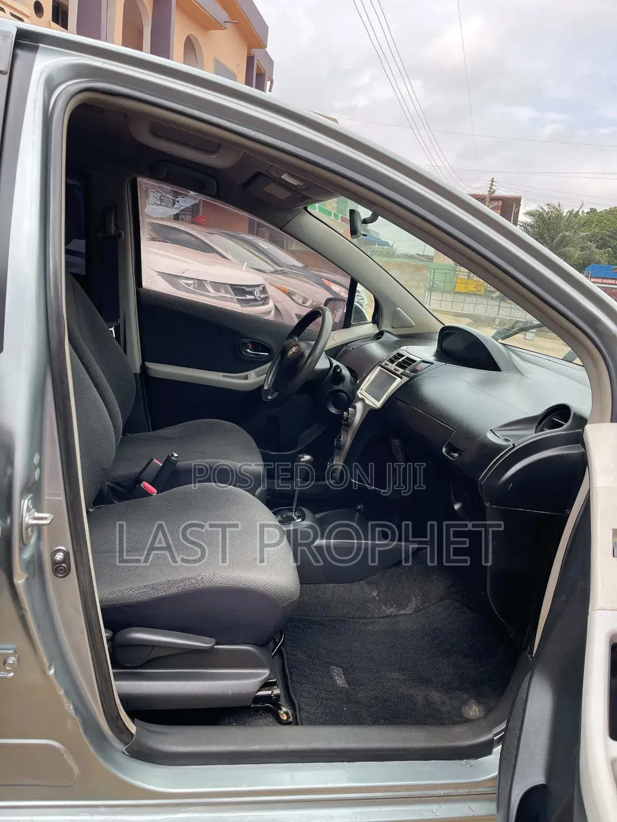 Toyota Vitz 2010 Silver