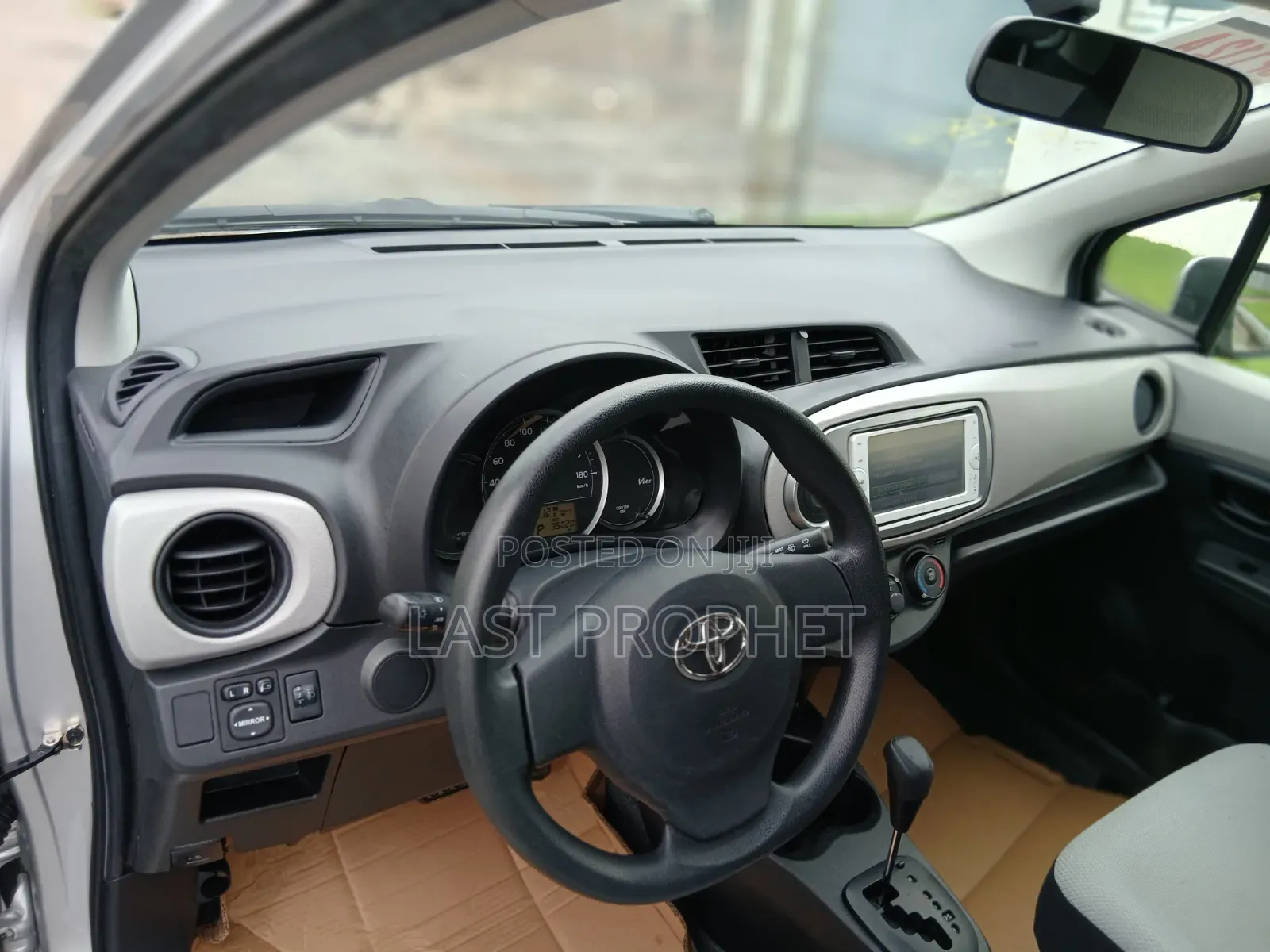 Toyota Vitz 2014 Silver