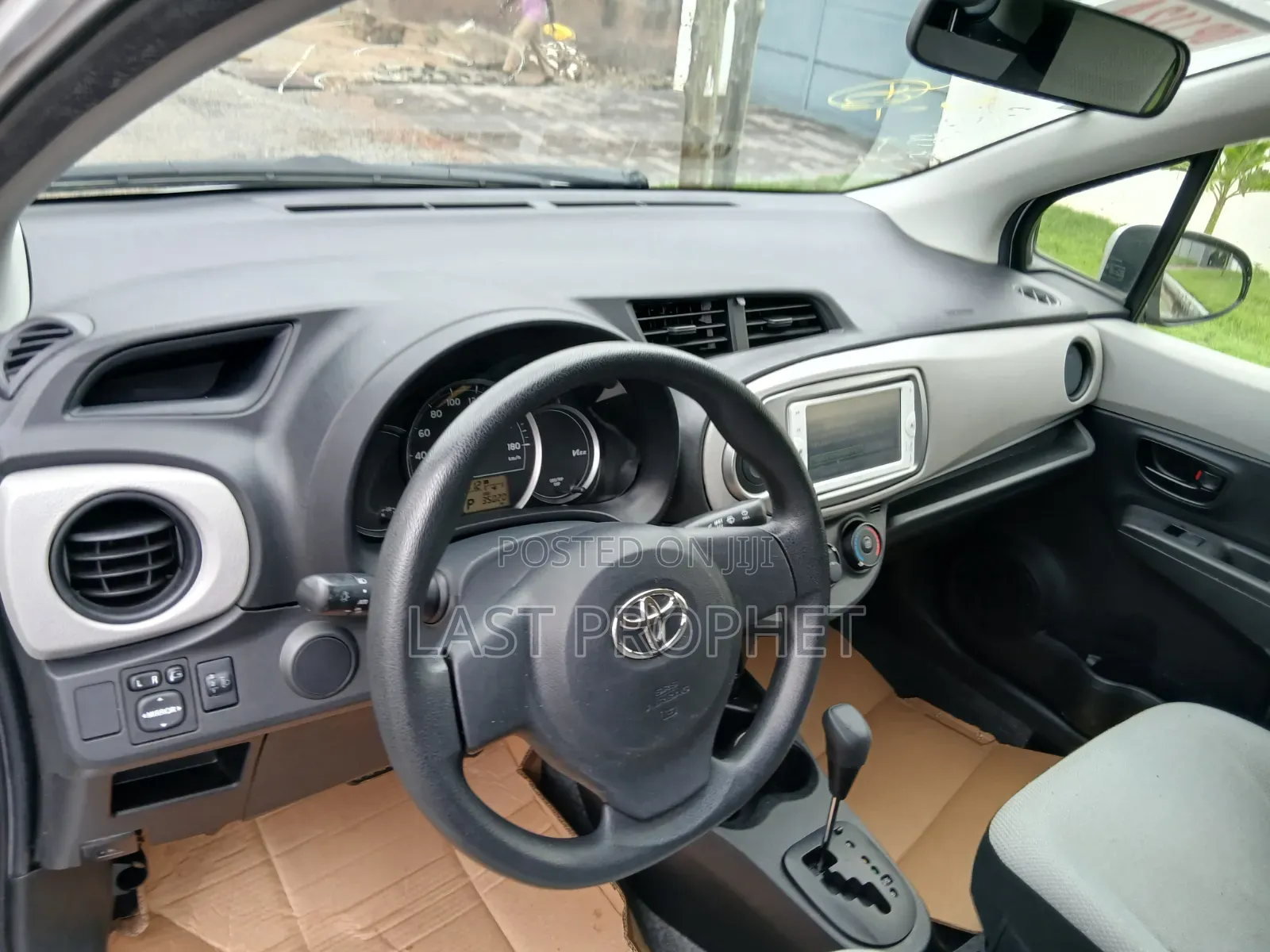 Toyota Vitz 2014 Silver