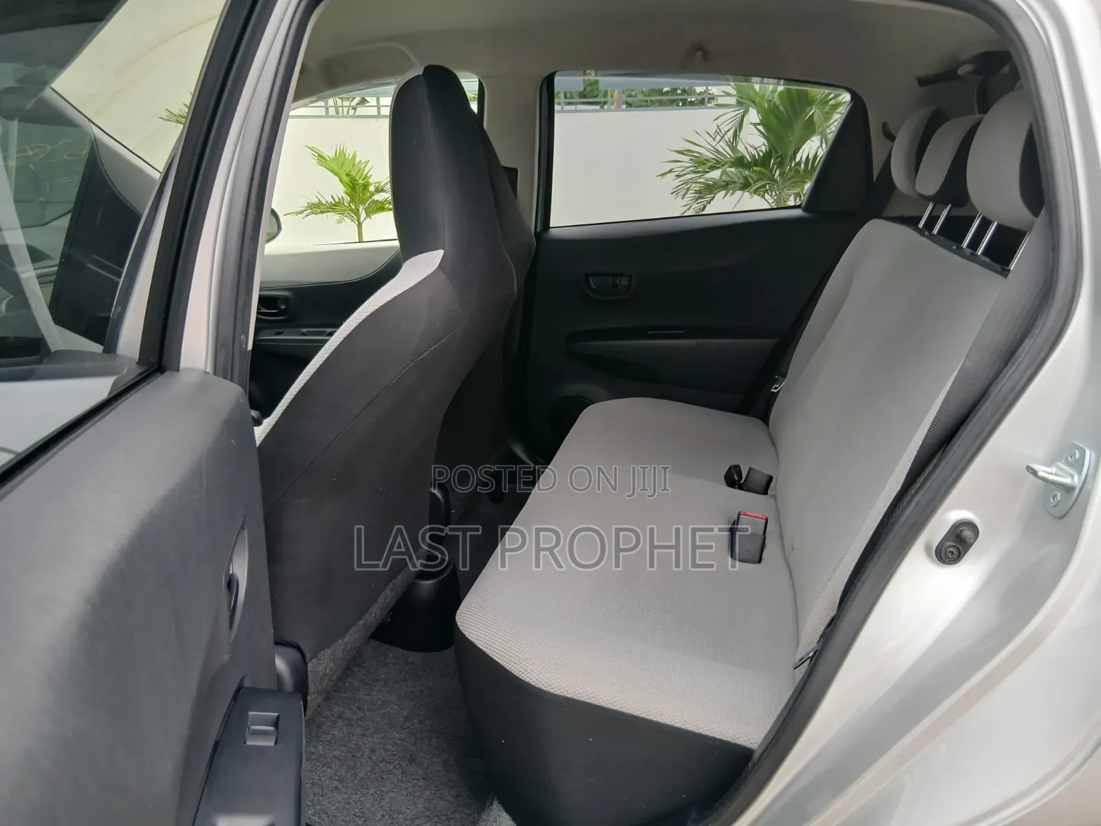 Toyota Vitz 2014 Silver