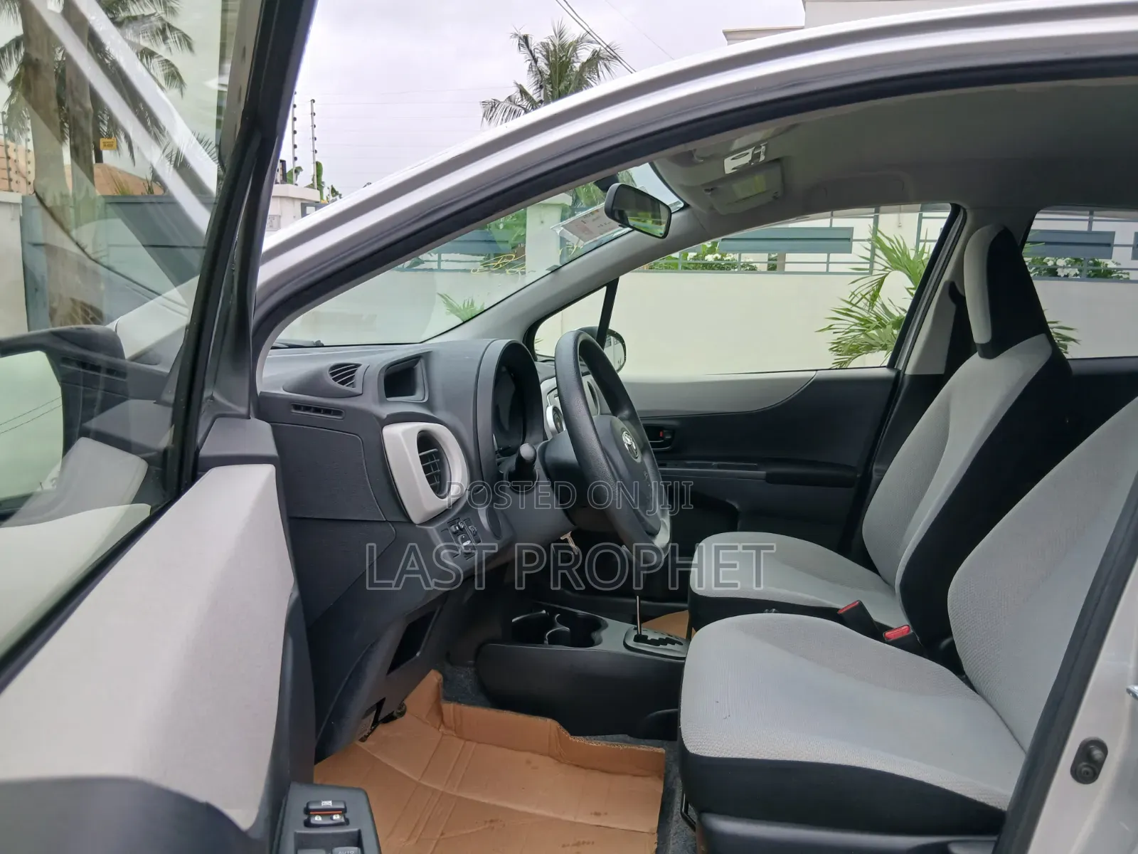 Toyota Vitz 2014 Silver