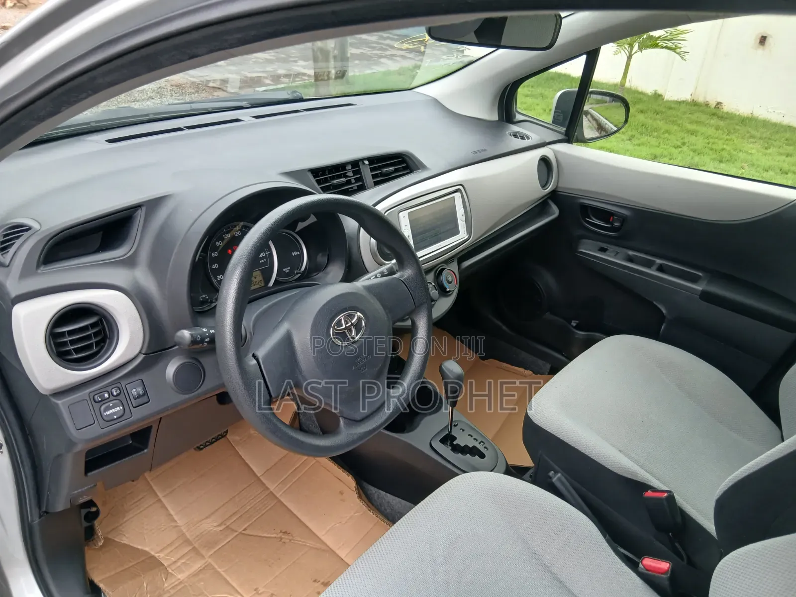 Toyota Vitz 2014 Silver