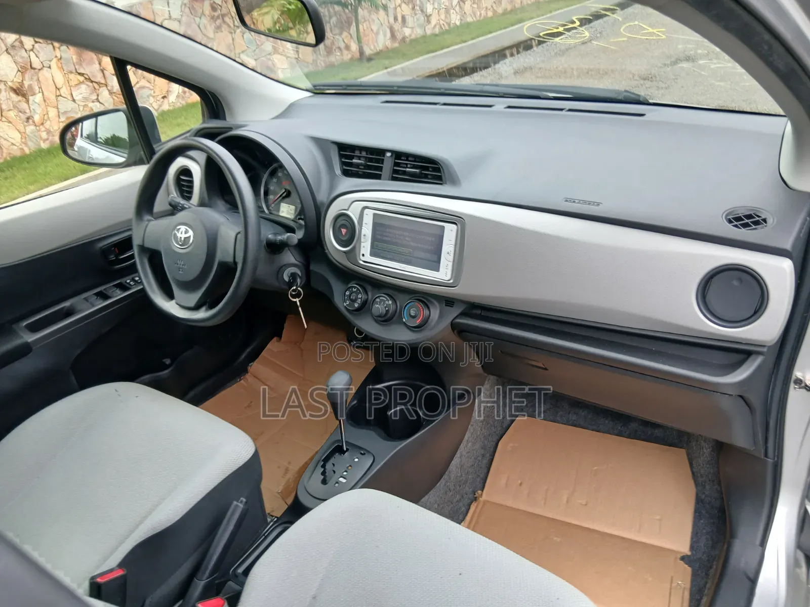 Toyota Vitz 2014 Silver