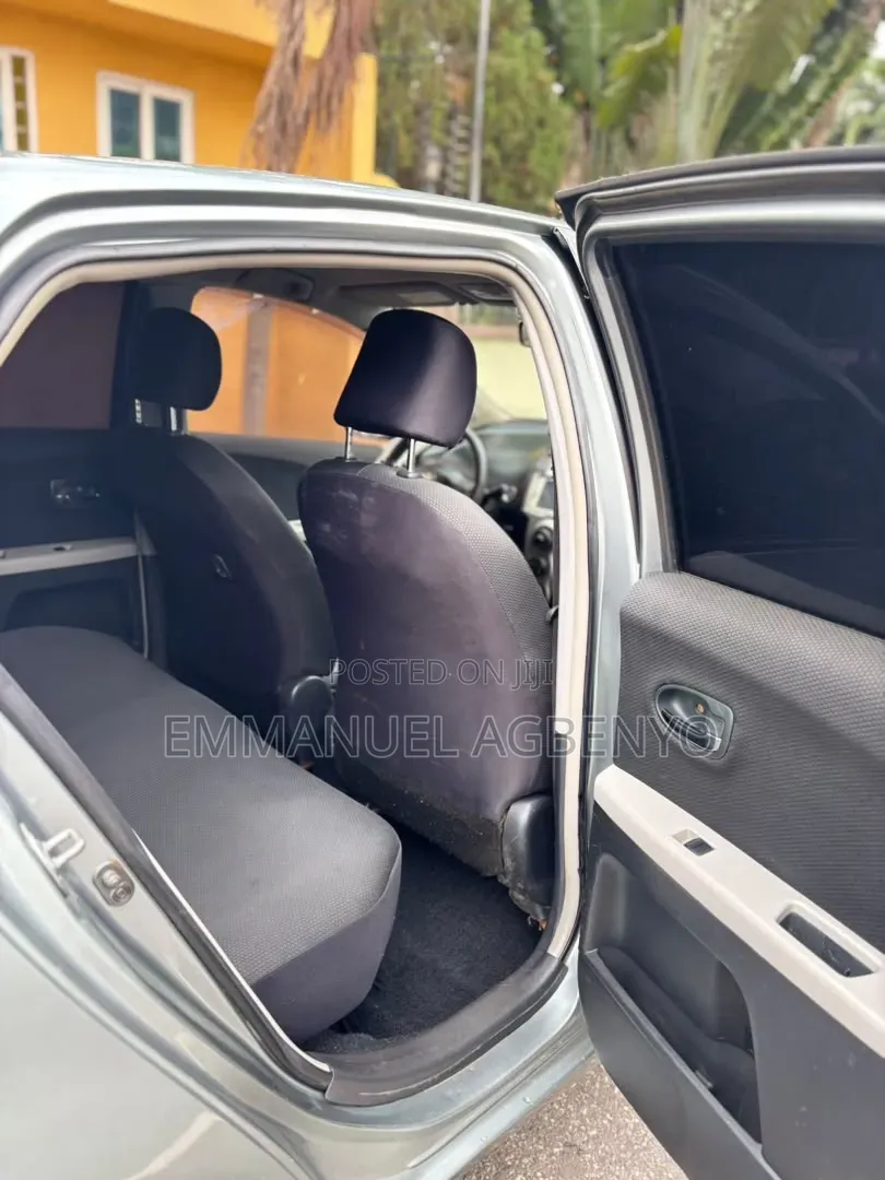 Toyota Vitz 2010 Silver