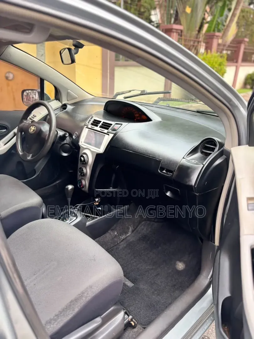 Toyota Vitz 2010 Silver