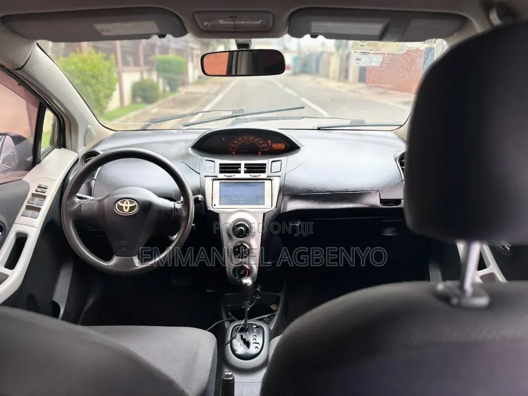 Toyota Vitz 2010 Silver