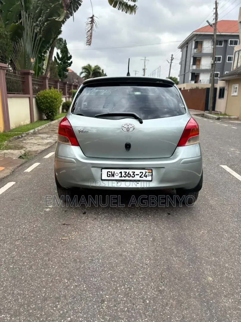 Toyota Vitz 2010 Silver