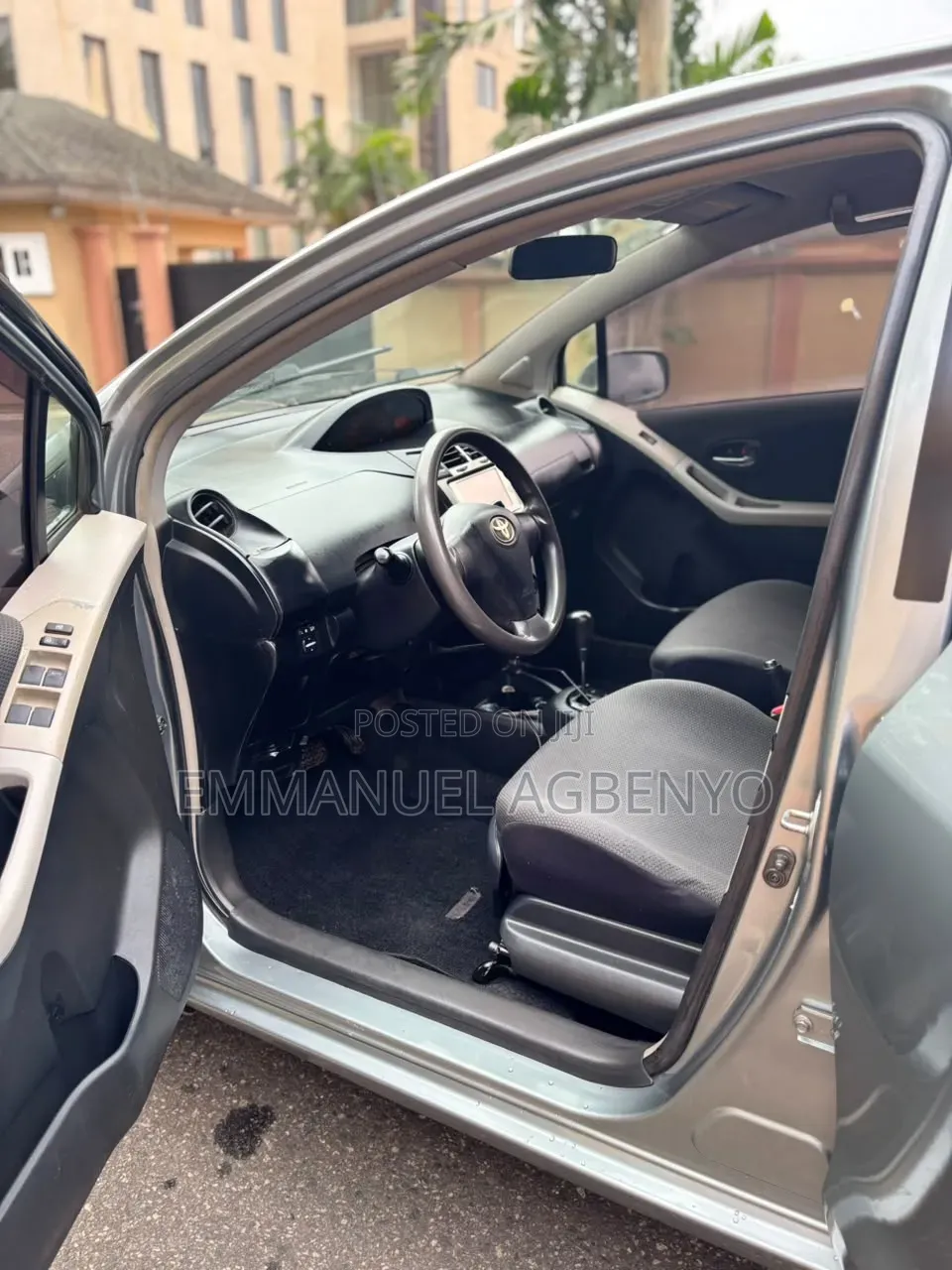 Toyota Vitz 2010 Silver