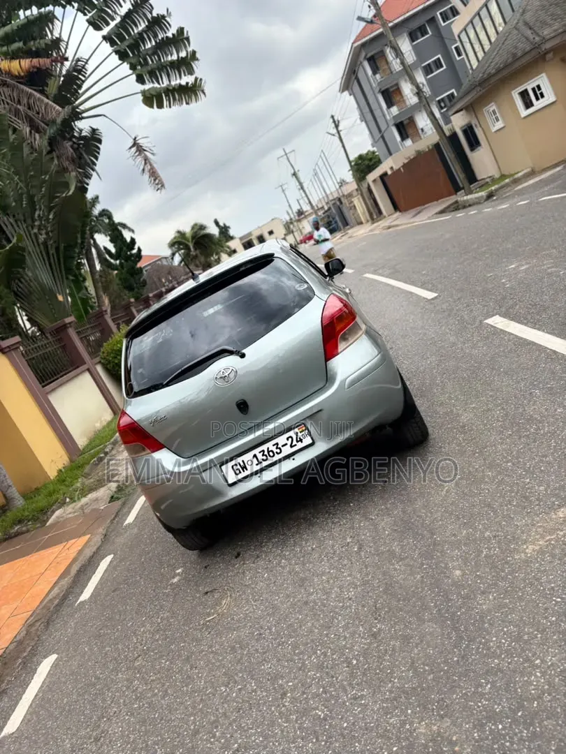 Toyota Vitz 2010 Silver