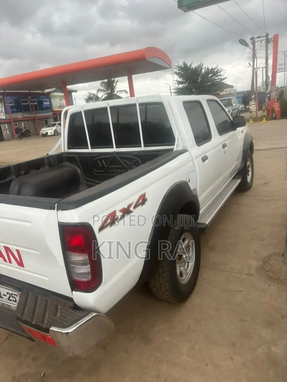 Nissan Hardbody 2010 White