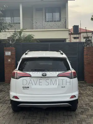 Toyota RAV4 XLE 4dr SUV AWD (2.5L 4cyl 6A) 2018 White