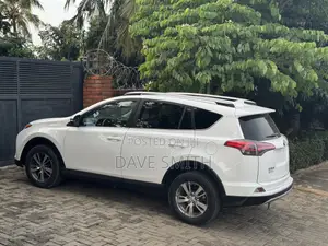 Toyota RAV4 XLE 4dr SUV AWD (2.5L 4cyl 6A) 2018 White