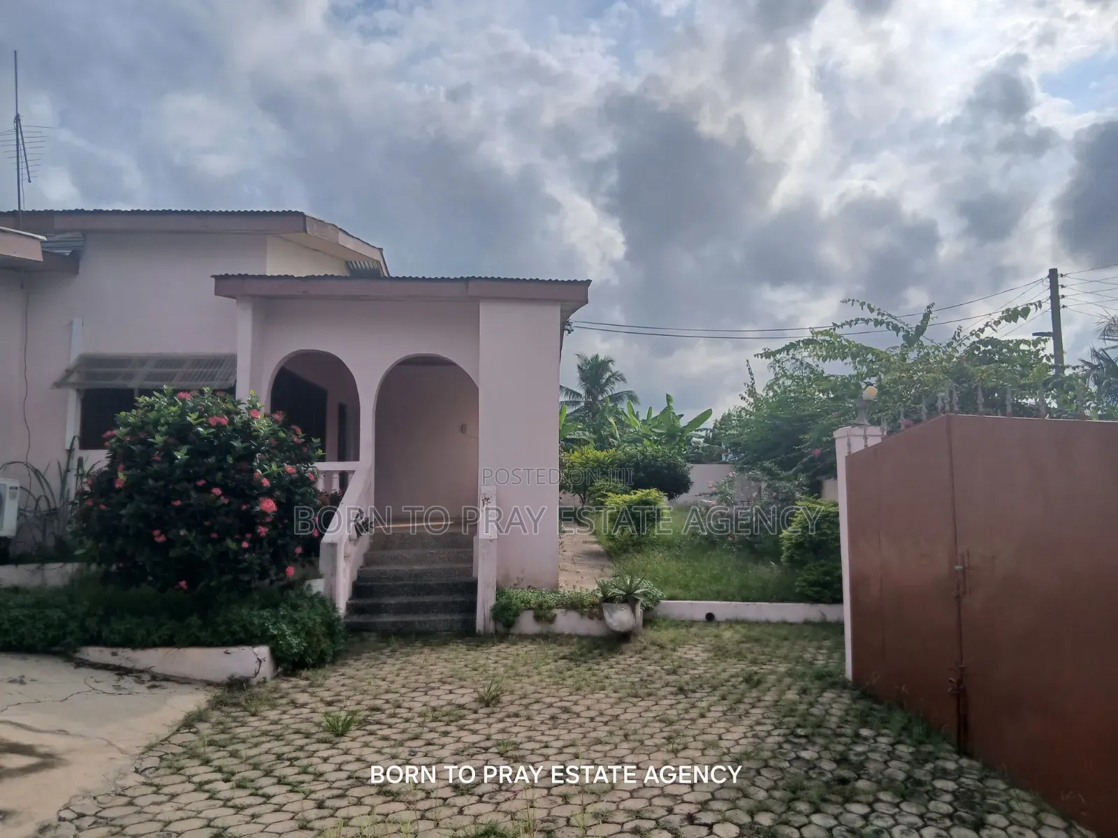 3bdrm House in Born To Pray Estate, Ejisu-Juaben Municipal for rent