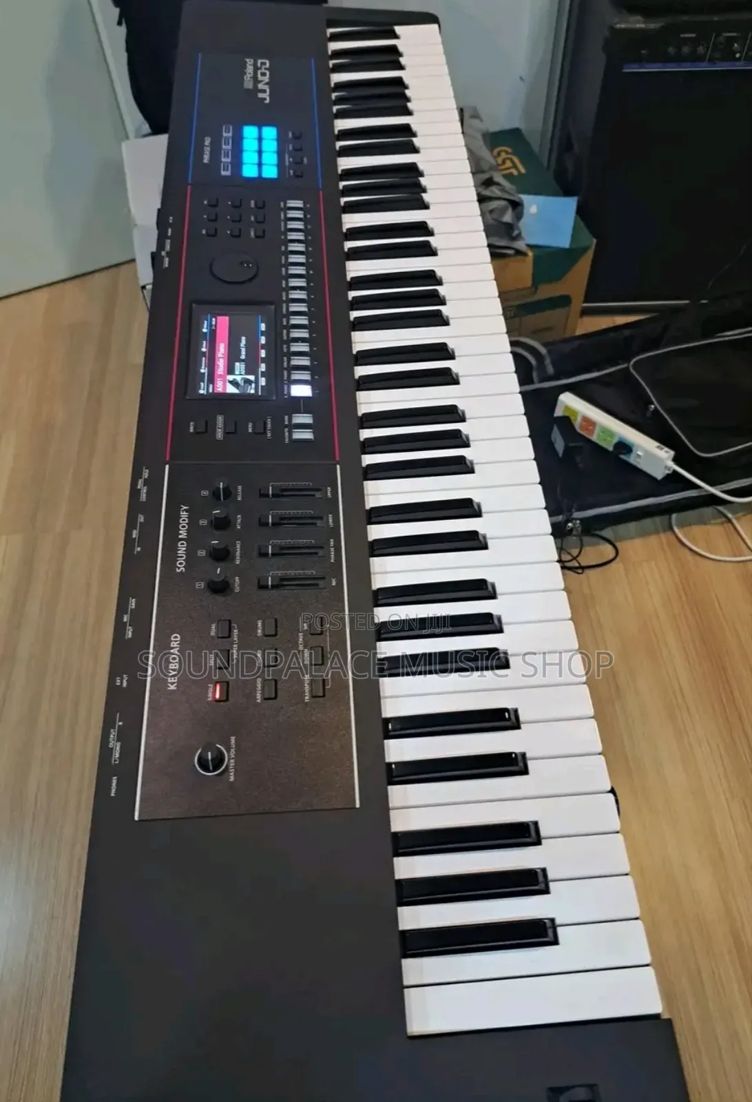 Roland JUNO-D7 Portable 76-Key Synthesizer Keyboard