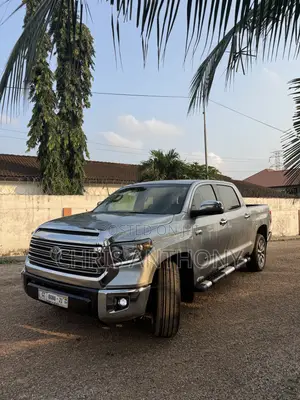 Toyota Tundra Limited 5.7L V8 4x2 CrewMax 5.6 ft. box 145.7 in. WB 2017