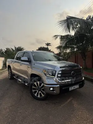 Toyota Tundra Limited 5.7L V8 4x2 CrewMax 5.6 ft. box 145.7 in. WB 2017
