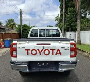 Toyota Hilux 2021 White