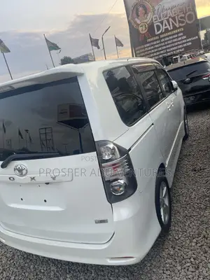 Toyota Voxy X 2WD 8-Seater 2013 White